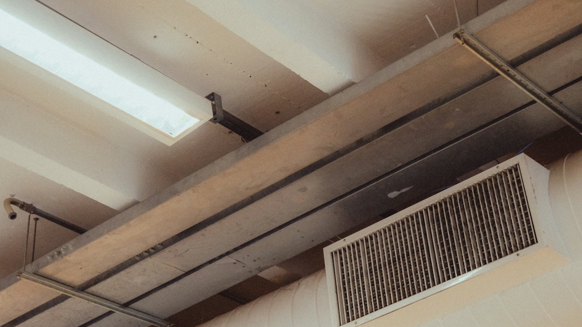 Ventilationskanal med tilluftsgaller i tak